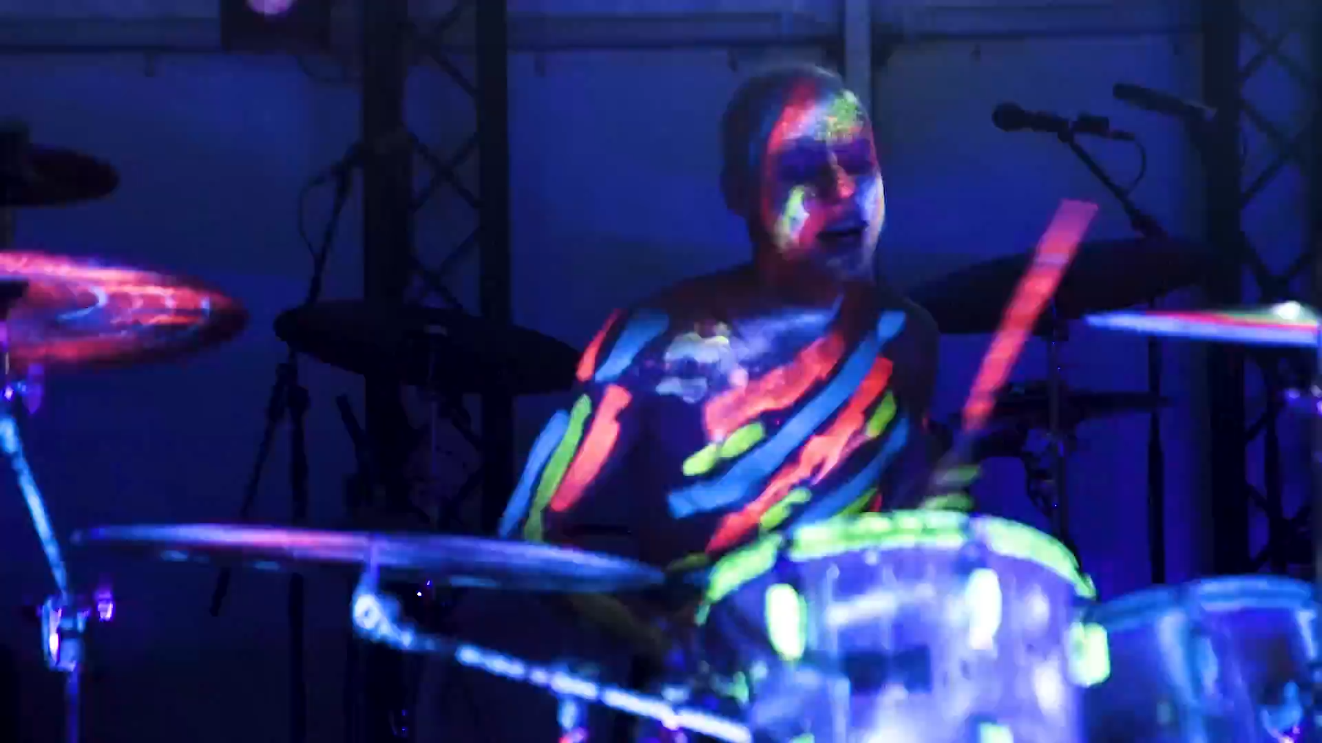 Ударное шоу в ультрафиолетовом свете в Познавательном центре в эту пятницу!